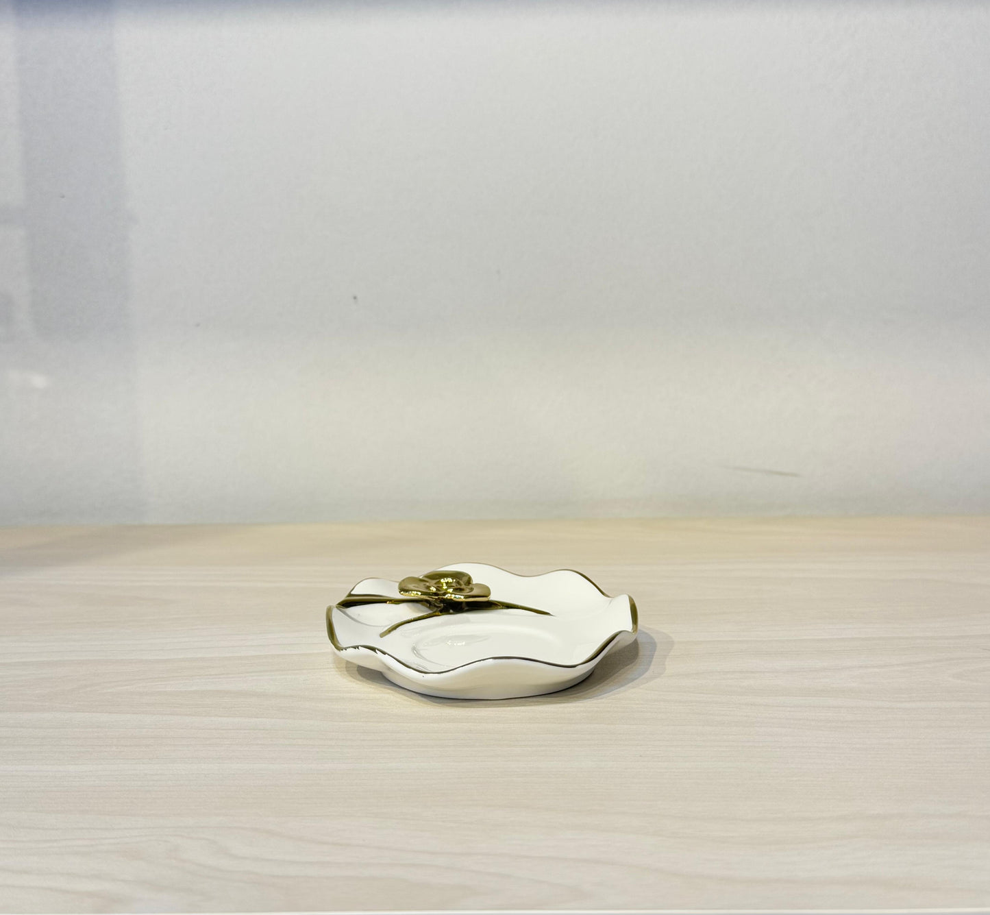 طقم فنجان قهوة مستورد 12 قطعة مدهب على شكل ورد – فناجين وأطباق أنيقة