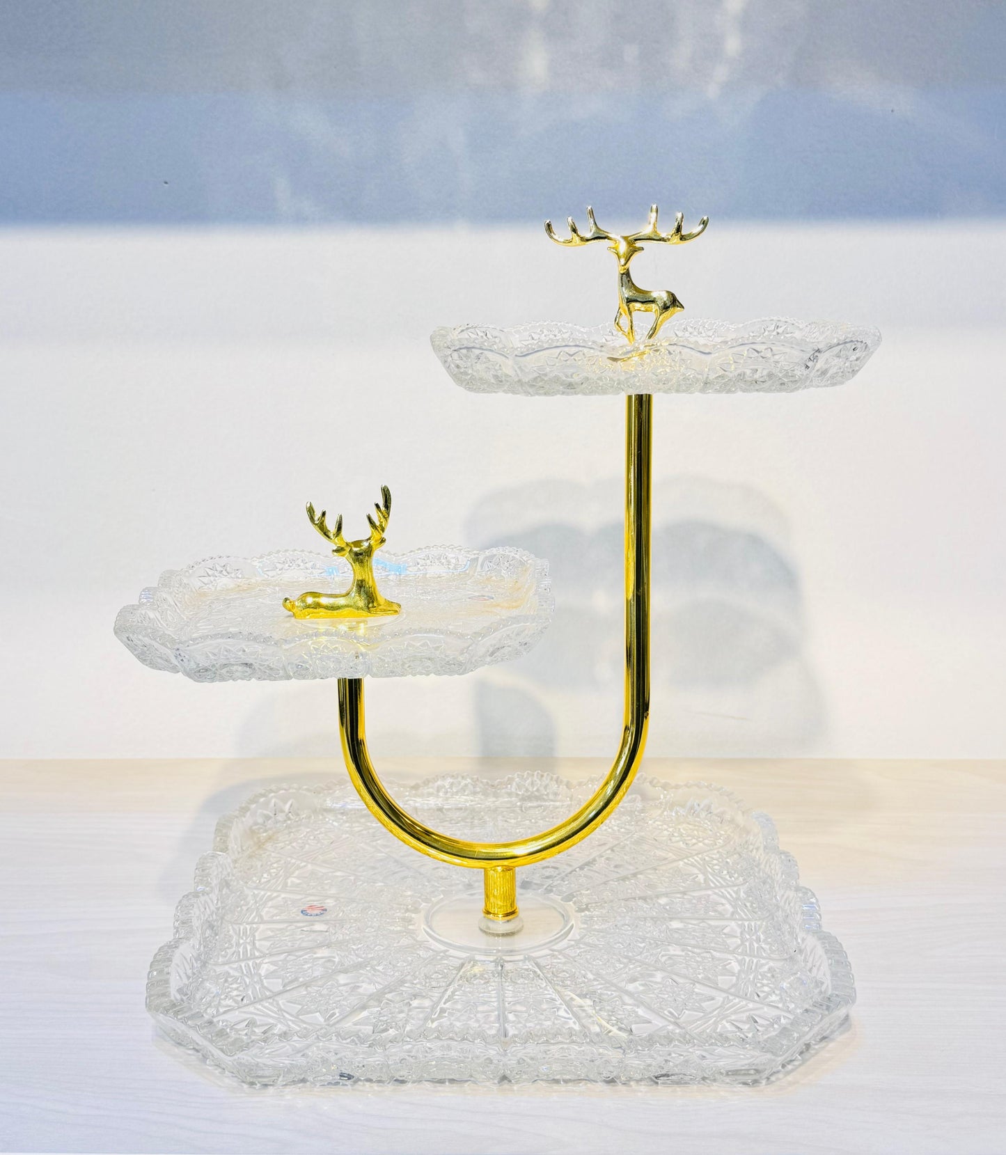 شيالة كريستال 3 دور على حامل مدهب بتصميم غزالة فخم لتقديم الحلويات والفواكه