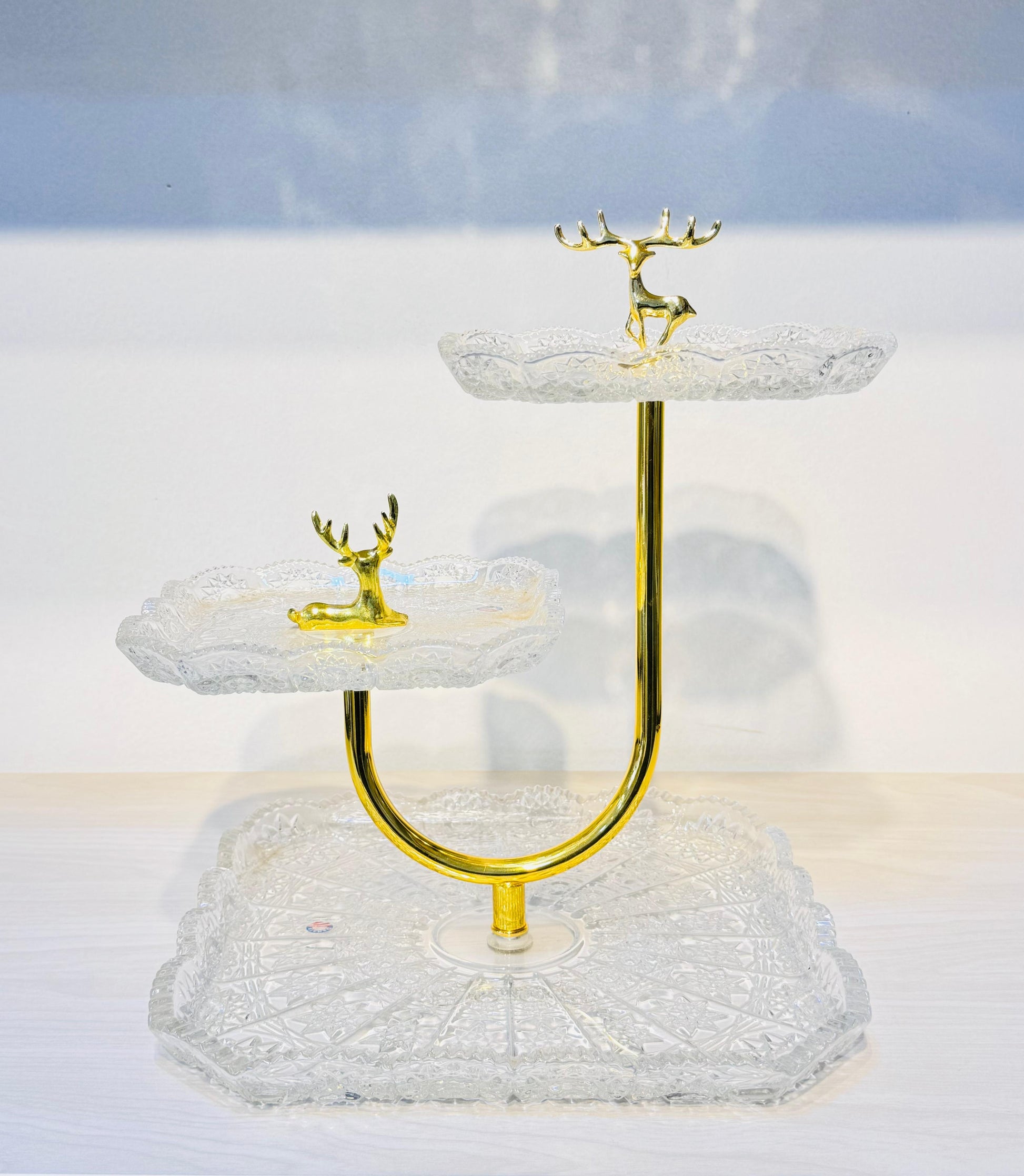 شيالة كريستال 3 دور على حامل مدهب بتصميم غزالة فخم لتقديم الحلويات والفواكه