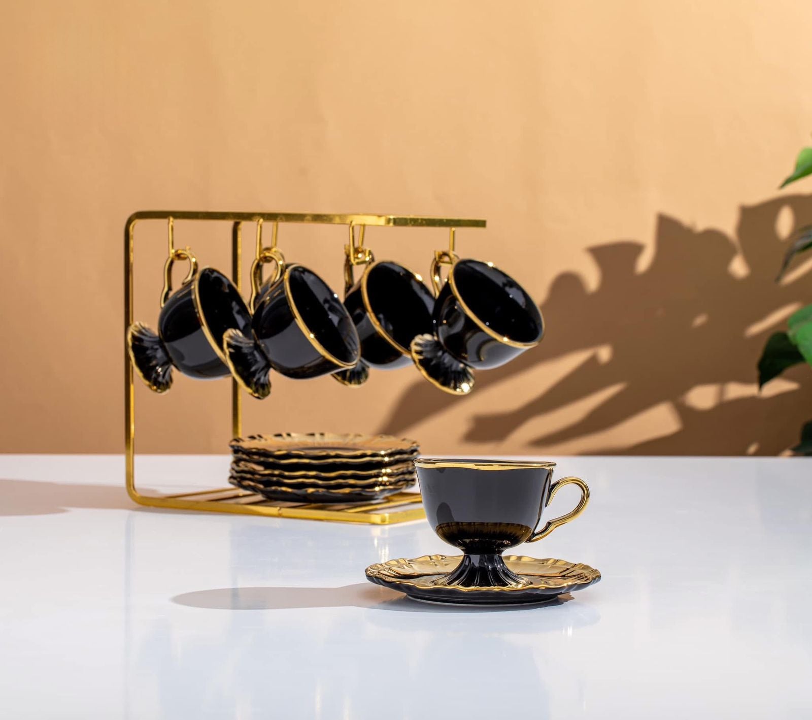 طقم شاي أسود بيد دهبي مع حامل استيل جولد مكون من 13 قطعة فاخر للضيافة