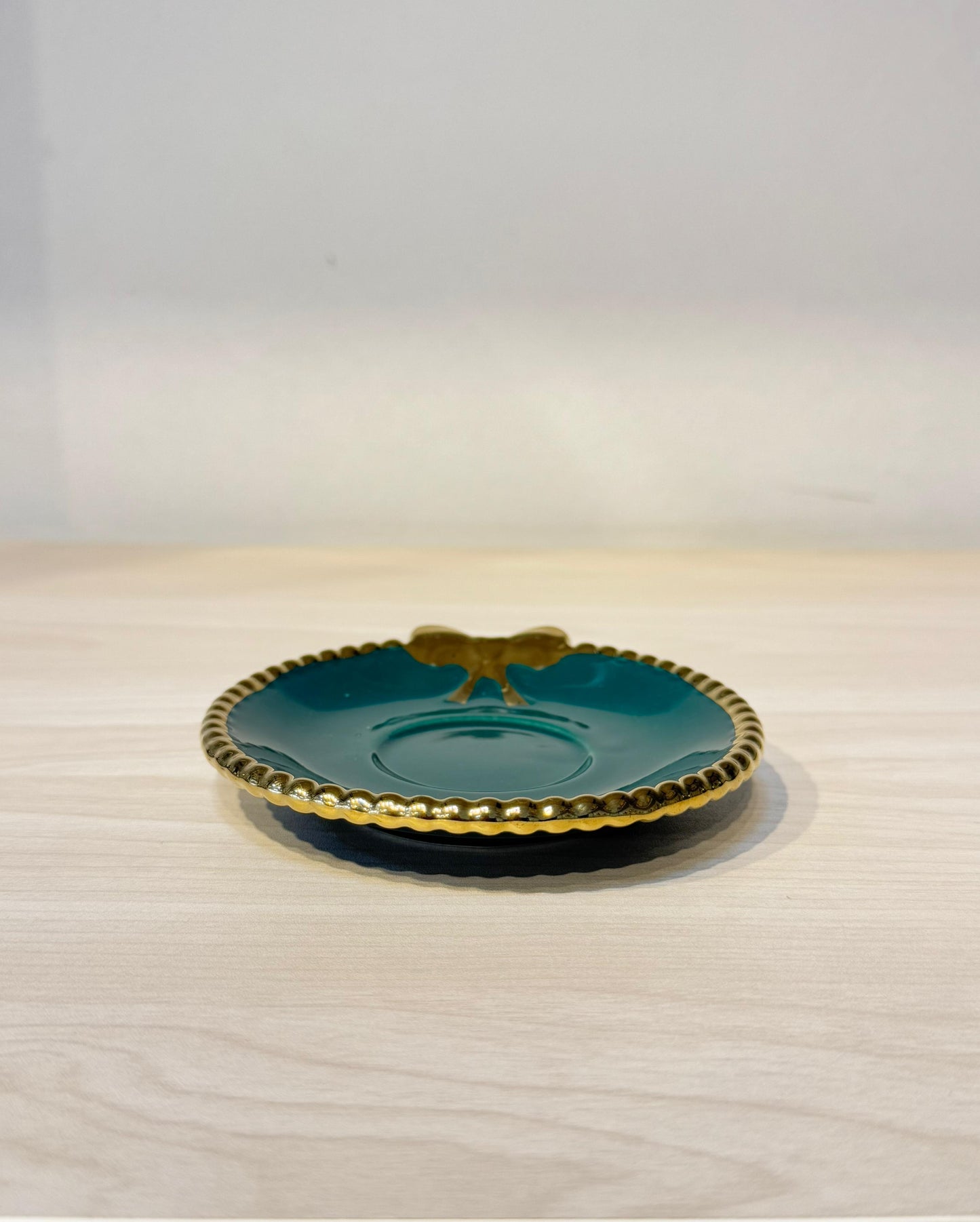 طقم فنجان قهوة مستورد 12 قطعة فيونكة مدهبة يد بابلز أنيق وفاخر من البورسلين