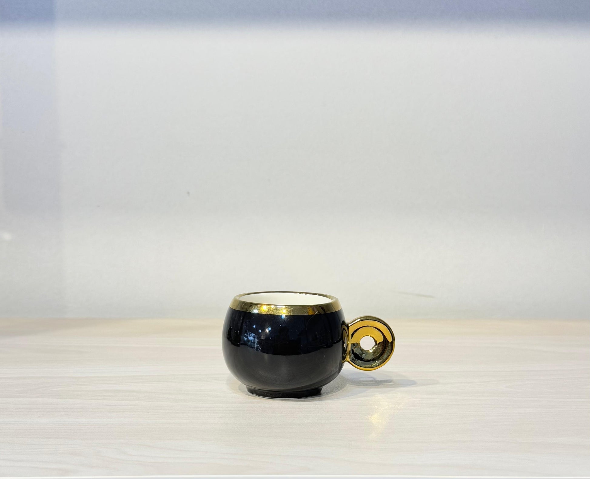 طقم فنجان قهوة مدهب مستورد 12 قطعة يد حلزوني فاخر من البورسلين