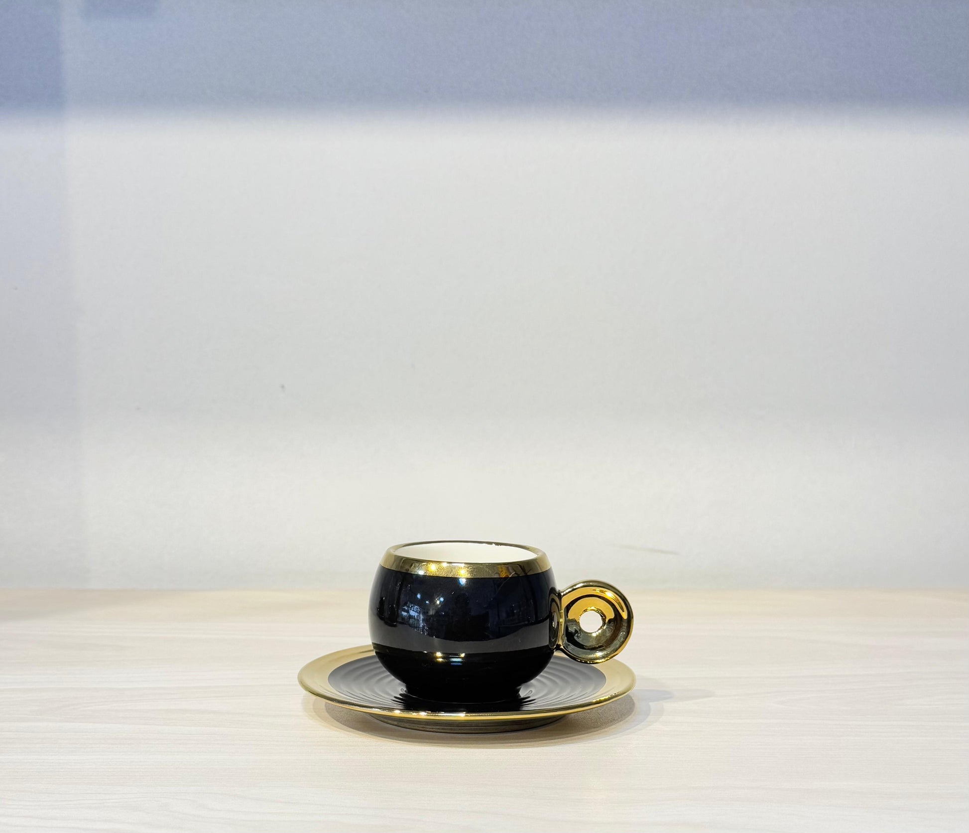 طقم فنجان قهوة مدهب مستورد 12 قطعة يد حلزوني فاخر من البورسلين