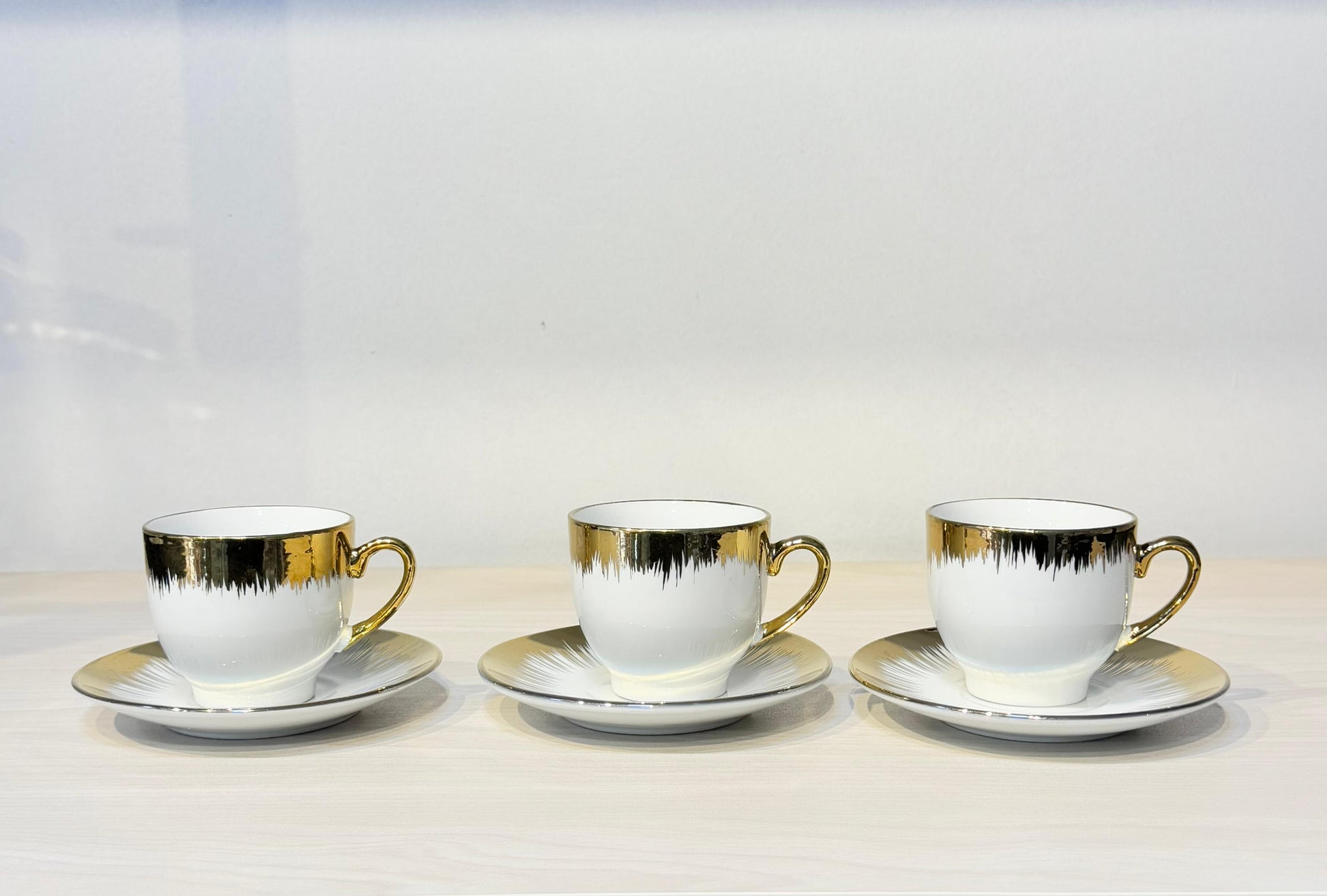 طقم فنجان قهوة مستورد 12 قطعة رقيق مزين برسوم مدهبة أنيقة للضيافة