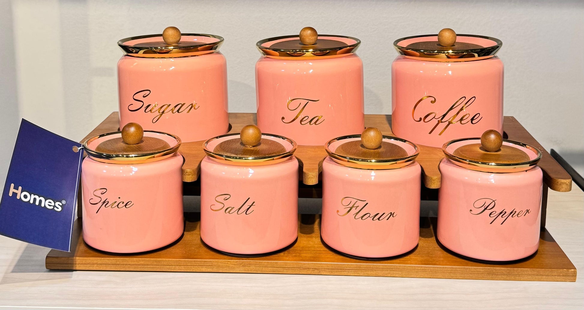 طقم توابل بينك مدهب بورسلين مع حامل خشب – 8 قطع فاخرة للمطبخ