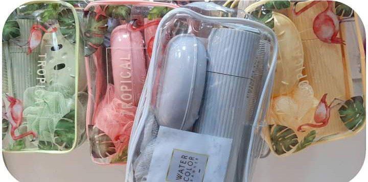 شنطة شاور شفافة مكونة من 4 قطع أساسية للاستحمام والسفر