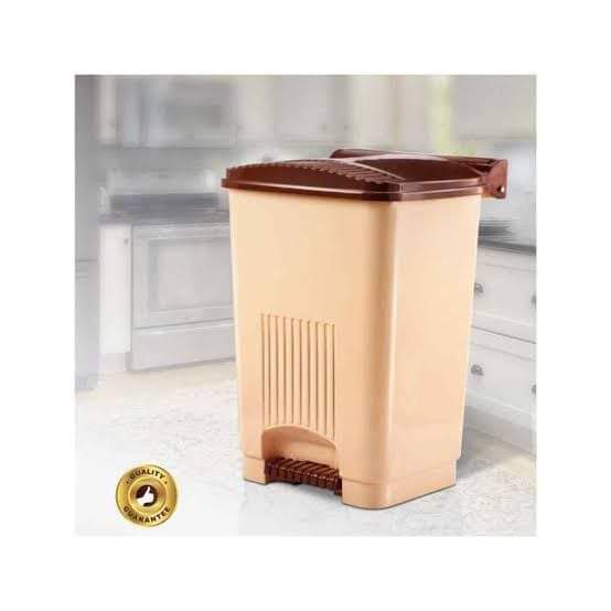 باسكت زبالة لؤلؤة من الوطنية سعة 30 لتر مصنوع من البلاستيك النقي مع دواسة لفتح الغطاء بسهولة
